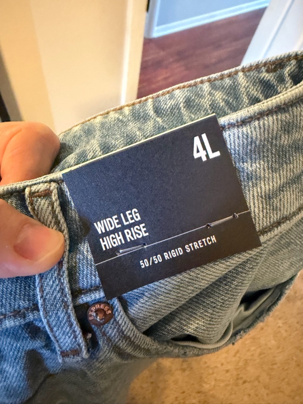 Express Wide-Leg Jeans in Light Blue Wash - Picture 3 of 4